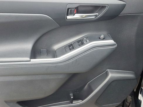 Certified 2024 Toyota Highlander XLE image 17