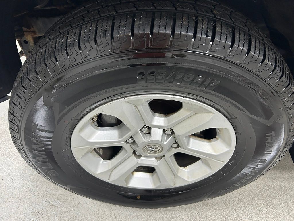 Used 2016 Toyota 4Runner SR5 AWD/4WD image 9