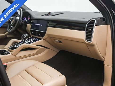 Used 2023 Porsche Cayenne Platinum Edition image 20