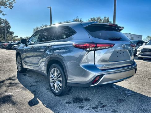 Used 2021 Toyota Highlander Platinum image 4