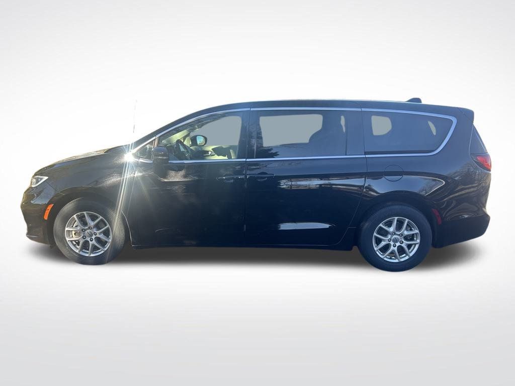 Used 2024 Chrysler Pacifica Touring-L FWD image 2