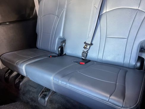 Used 2022 Buick Enclave Essence image 11