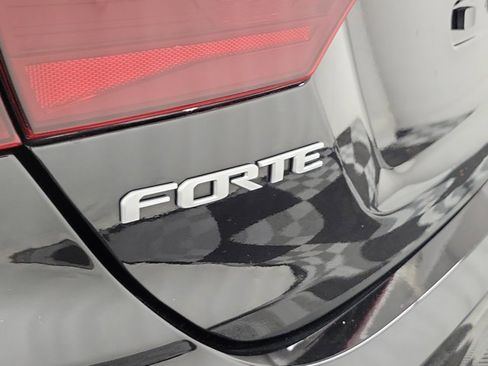 Used 2022 Kia Forte LXS w/ LXS Technology Package image 7