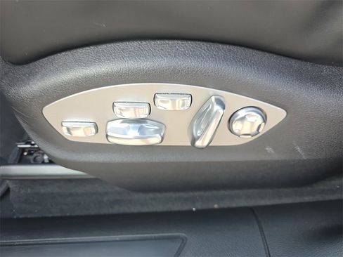 Used 2025 Porsche Macan image 28