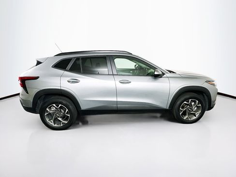 Used 2024 Chevrolet Trax LT FWD image 10