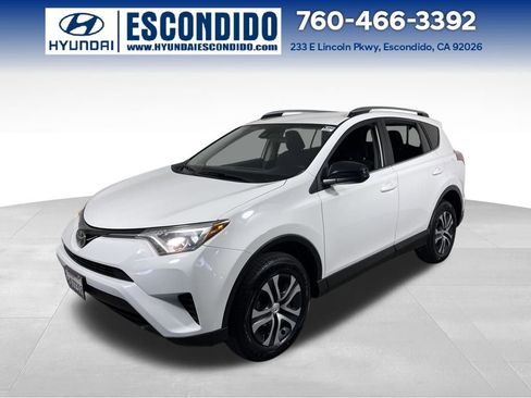 Used 2018 Toyota RAV4 LE image 1