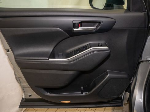 Used 2024 Toyota Highlander XLE image 14