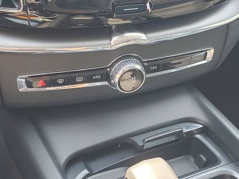 Certified 2025 Volvo XC60 B5 Core AWD/4WD image 23