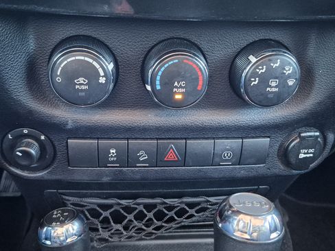 Used 2018 Jeep Wrangler Unlimited Sahara AWD/4WD image 30