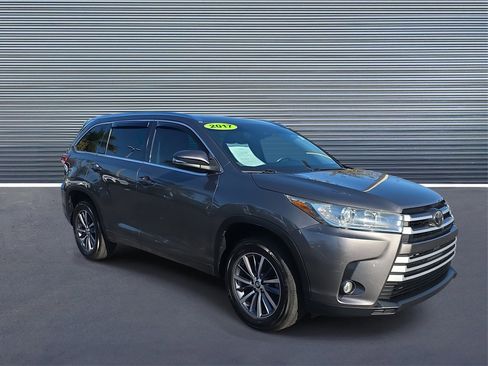 Used 2017 Toyota Highlander XLE image 2