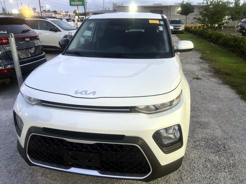 Used 2022 Kia Soul LX image 2