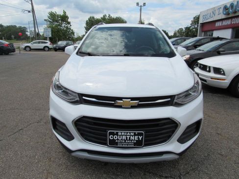Used 2017 Chevrolet Trax LT w/ LT Convenience Package AWD/4WD image 3