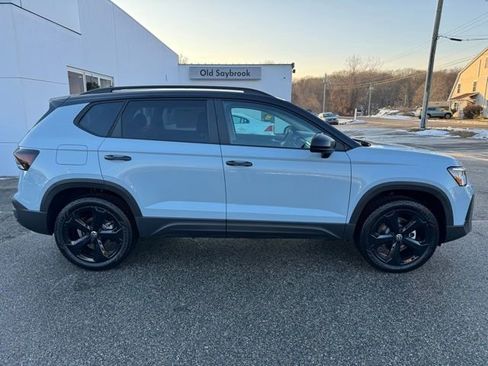 New 2026 Volkswagen Taos SE image 4