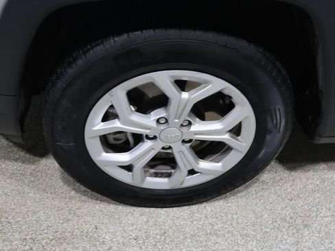 Used 2024 Jeep Compass Latitude image 11