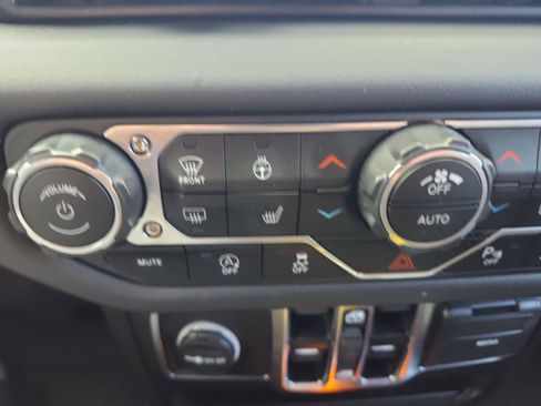 Used 2025 Jeep Wrangler Unlimited Sahara AWD/4WD image 18