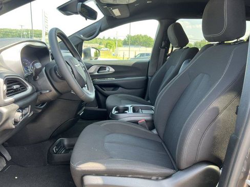 Used 2023 Chrysler Pacifica Touring FWD image 3