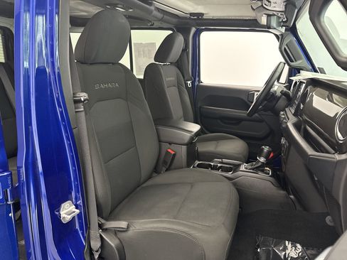 Used 2018 Jeep Wrangler Unlimited Sahara w/ Dual Top Group AWD/4WD image 17
