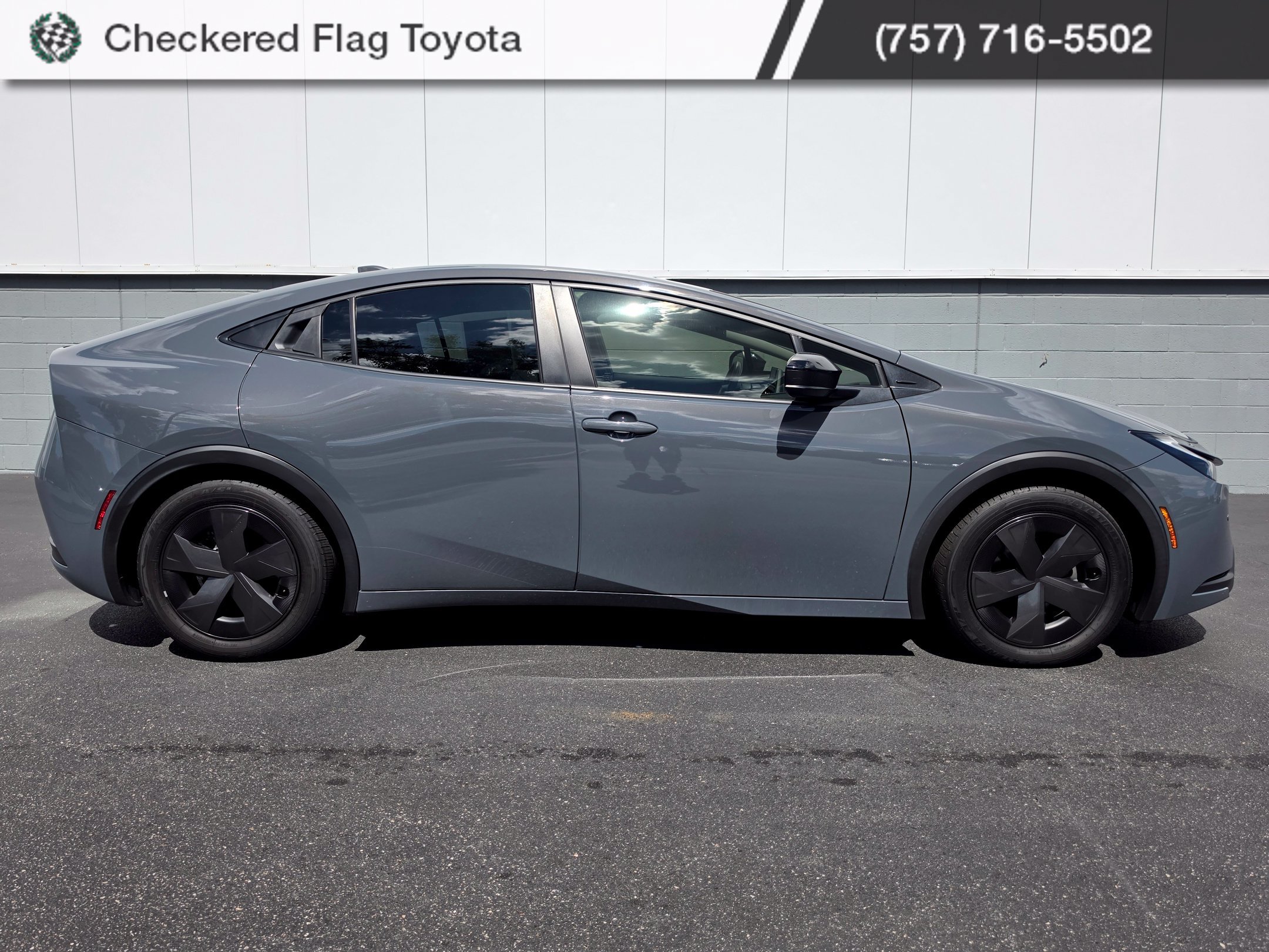 Used 2023 Toyota Prius LE FWD image 6