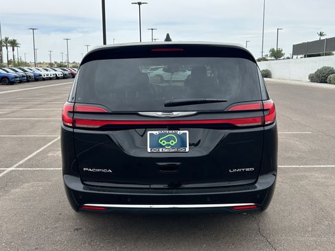 Used 2024 Chrysler Pacifica Limited FWD image 4