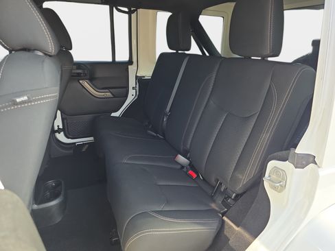 Used 2018 Jeep Wrangler Unlimited Sport AWD/4WD image 11