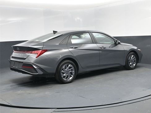 Certified 2024 Hyundai Elantra Blue image 4