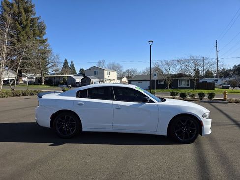 Used 2019 Dodge Charger SXT w/ Plus Group image 4
