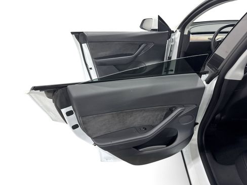 Certified 2022 Tesla Model Y Long Range AWD/4WD image 10