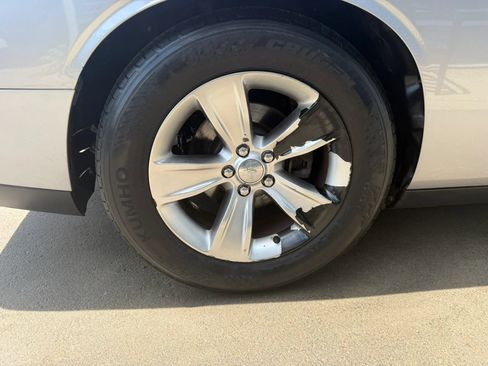 Used 2015 Dodge Challenger SXT RWD image 33