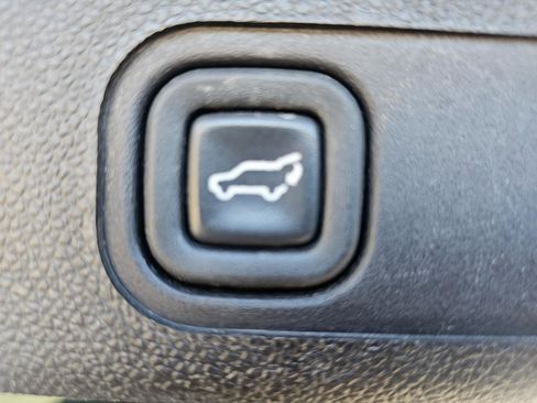 Used 2014 GMC Yukon XL Denali image 23