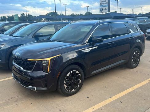 Used 2025 Kia Sorento S w/ Panoramic Sunroof Package FWD image 2