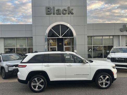 Used 2023 Jeep Grand Cherokee Limited w/ Luxury Tech Group II AWD/4WD image 20
