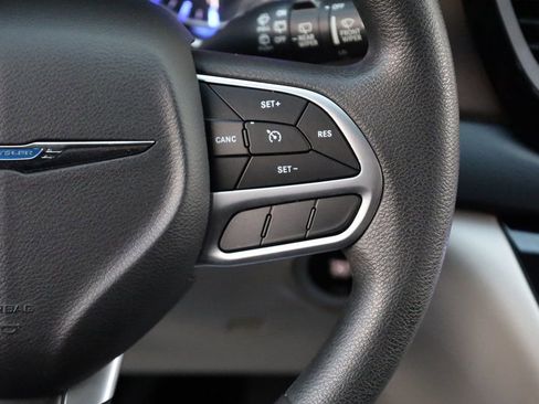 Used 2017 Chrysler Pacifica LX w/ Tire & Wheel Group image 26