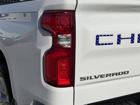 Used 2020 Chevrolet Silverado 1500 Custom w/ Custom Value Package image 9