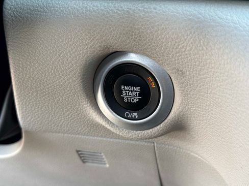 Used 2024 Chrysler Pacifica Limited FWD image 29