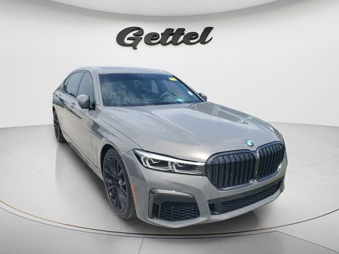 Used 2022 BMW 740i w/ M Sport Package RWD image 3