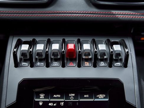 Used 2020 Lamborghini Huracan EVO image 65