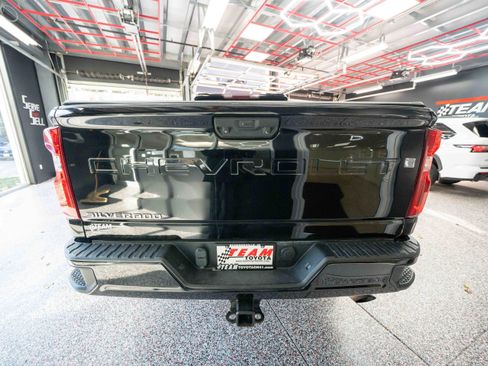 Used 2021 Chevrolet Silverado 2500 Custom w/ Custom Value Package image 3