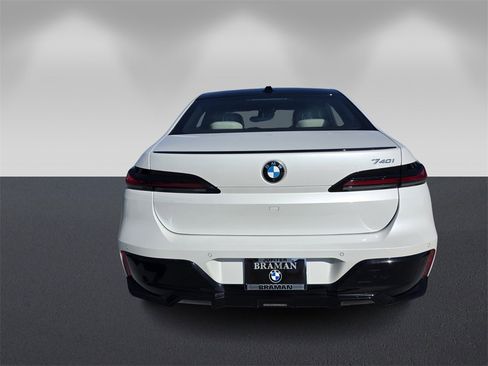 Certified 2025 BMW 740i w/ Premium Package image 5