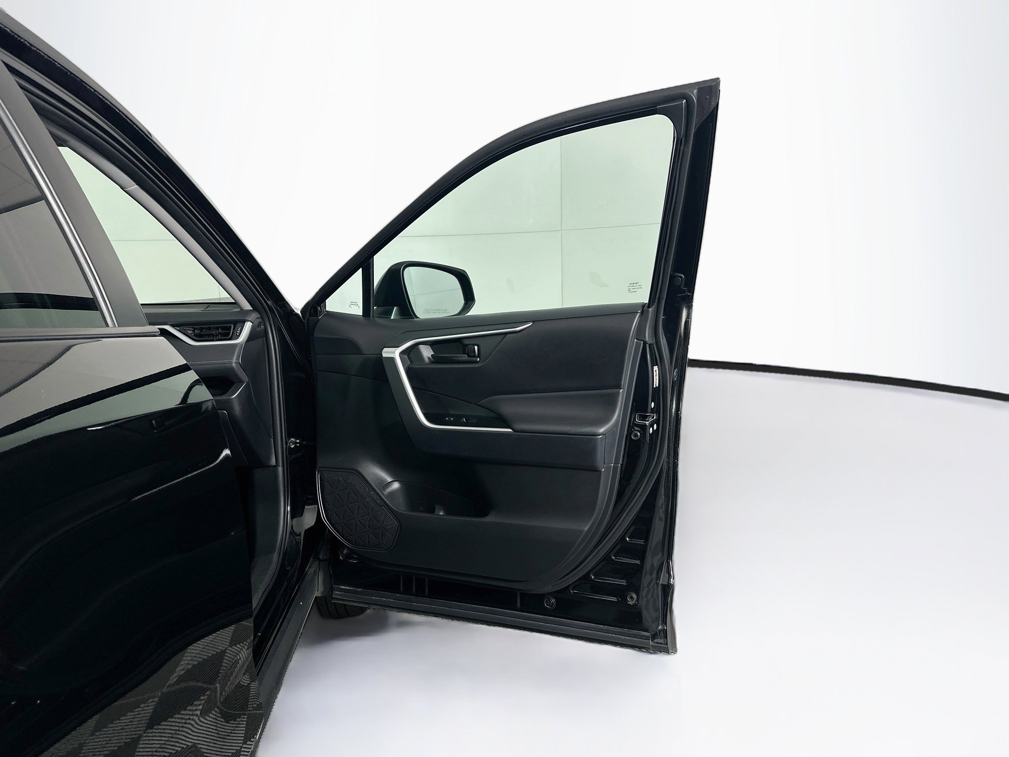 Used 2025 Toyota RAV4 LE AWD/4WD image 32