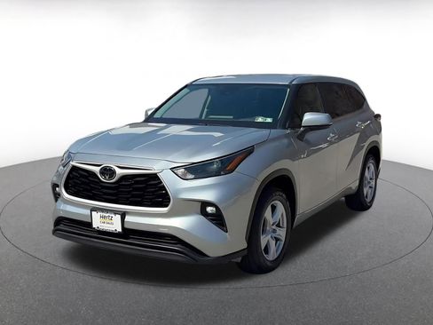 Used 2025 Toyota Highlander LE FWD image 7