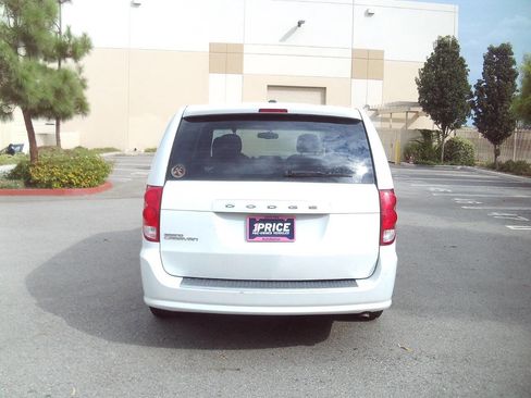 Used 2016 Dodge Grand Caravan American Value Package w/ UConnect Hands-Free Group FWD image 4