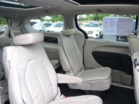 Used 2017 Chrysler Pacifica Limited w/ UConnect Theater Package FWD image 29