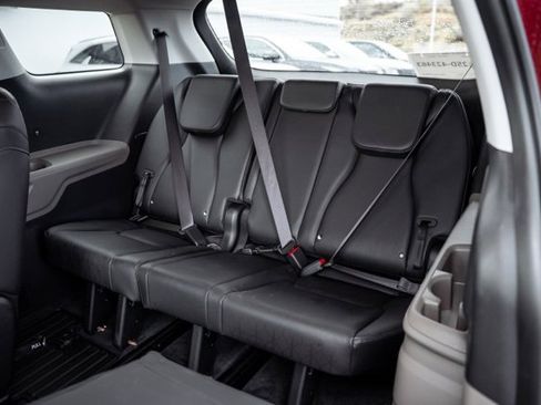 Used 2025 Kia Carnival image 26