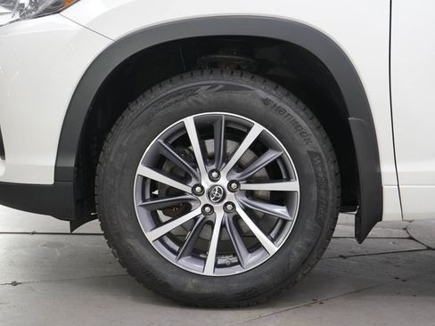 Used 2018 Toyota Highlander XLE AWD/4WD image 29