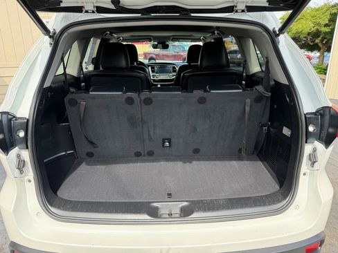 Used 2019 Toyota Highlander XLE AWD/4WD image 14