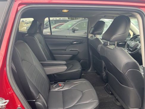 Used 2021 Toyota Highlander XLE image 10