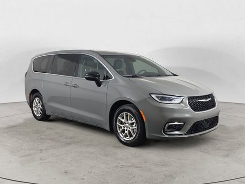 Used 2025 Chrysler Pacifica Select FWD image 7