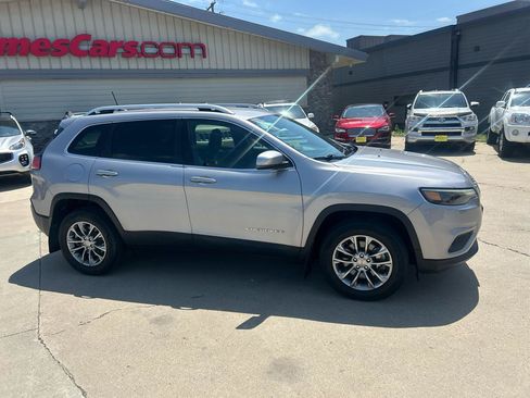 Used 2019 Jeep Cherokee Latitude Plus w/ Comfort/Convenience Group AWD/4WD image 2