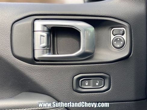 Used 2022 Jeep Wrangler Unlimited Sahara AWD/4WD image 15