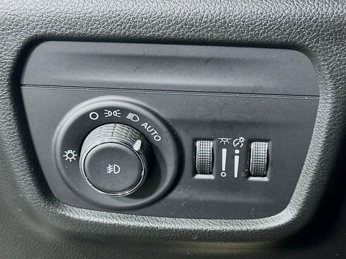 Used 2023 Jeep Grand Cherokee Limited w/ Luxury Tech Group II image 17